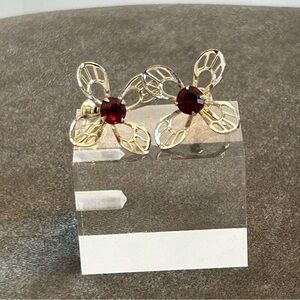 Vintage silver tone ruby red rhinestone centre flower screw back earrings